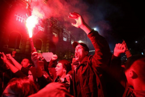 Parlamentul sârb, asaltat după reintroducerea restricţiilor