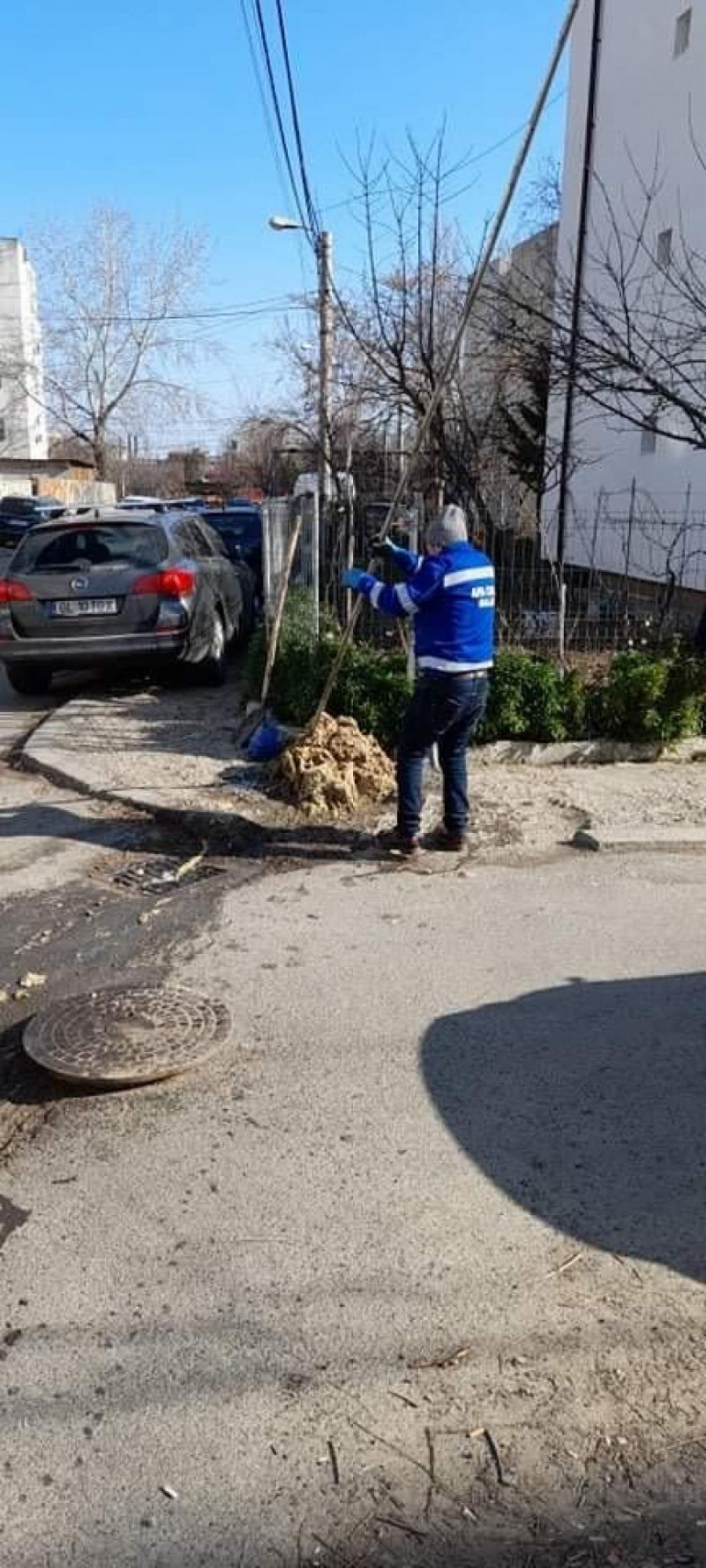 Canalizări înfundate și capace furate în Valea Orașului. UNDE SUNĂM ÎN CAZ DE NEVOIE