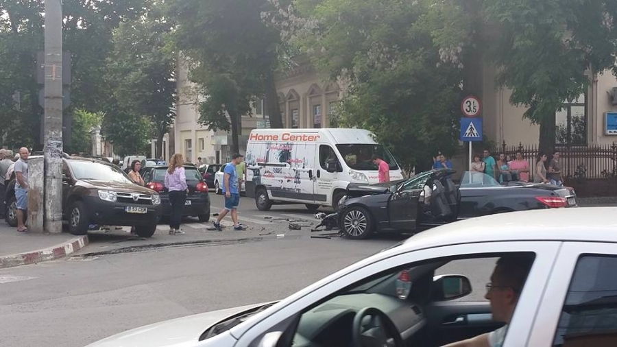 FOTO/ ACCIDENT GRAV într-o intersecţie din Galaţi provocat de o şoferiţă cu bolid