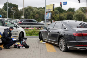 Mașină oficială ciuruită de gloanțe. Tentativă de asasinat împotriva consilierului președintelui Ucrainei