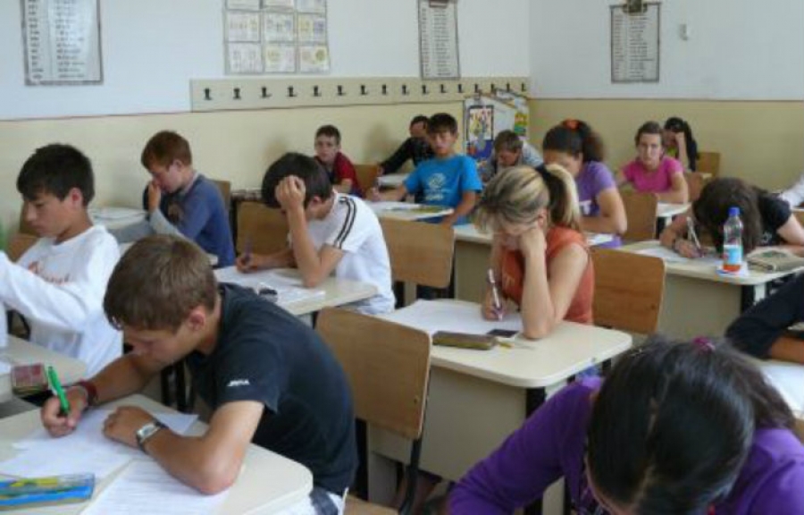 Emoţii pentru absolvenţii de clasa a VIII-a. Luni, prima probă la evaluarea naţională