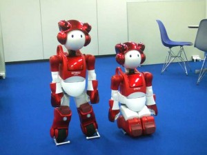 Inovaţie japoneză: Primul ROBOT capabil să GLUMEASCĂ şi să ÎNŢELEAGĂ reacţiile umane