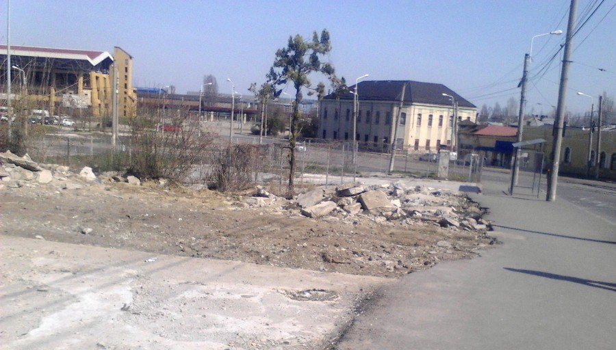 În Galaţi - bălţi infecte, gunoaie şi ruine lăsate de izbelişte (FOTO)