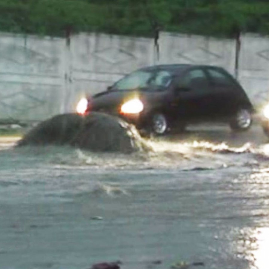 Canalizările din zona Uzinei de Apă au erupt din nou (VIDEO)