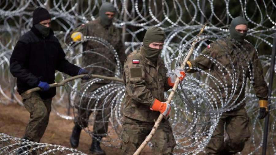 Polonia ia în calcul activarea Articolului 4 din Tratatul NATO, în criza migranților