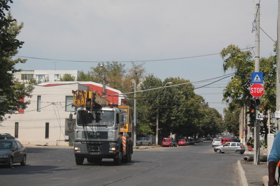 Reţele puse la pământ de o macara, pe strada Traian