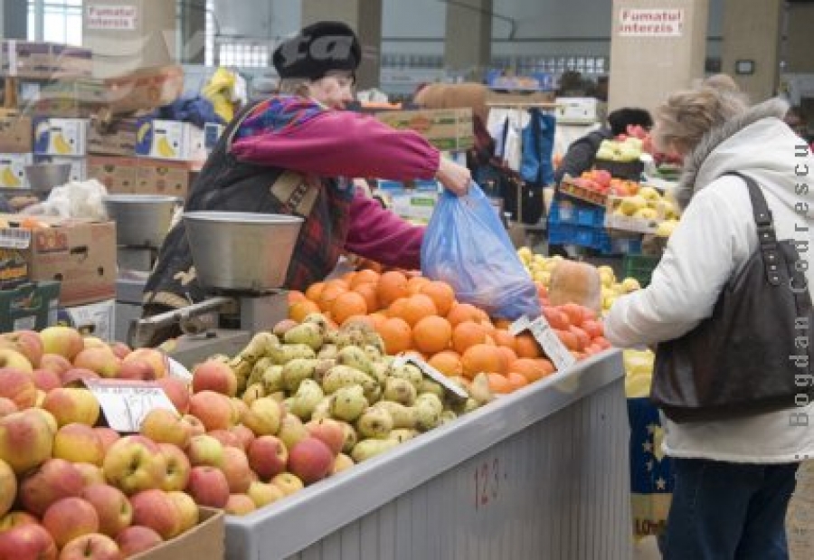 Cercei din cireşe şi trandafiri din grădină 