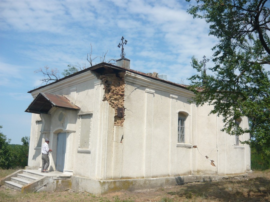 Campanie VL: "Biserici istorice gălăţene"/ Un altar din Cârlomăneşti, în ruină de trei decenii