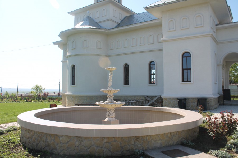 Liniştea se construieşte în jurul bisericii la Tuluceşti/ Primăria a construit un parc lângă lăcaşul de cult