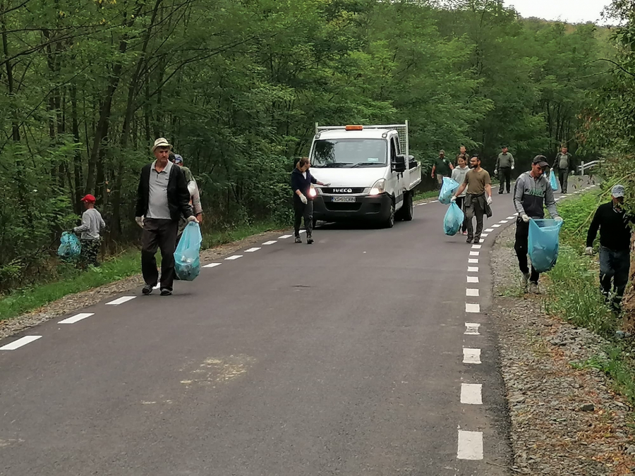 Peste două tone de deșeuri strânse din pădurile Galațiului