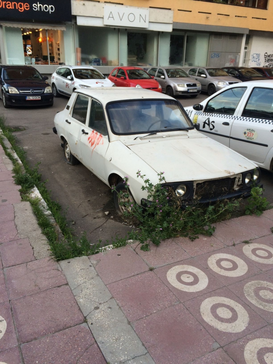 Sesizează din nou cititorii/ Maşină abandonată şi în zona Mazepa