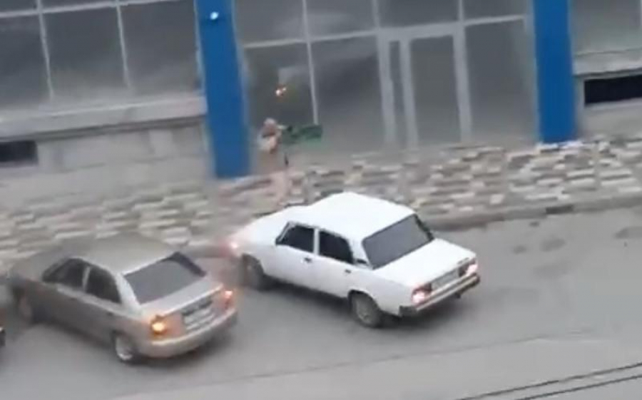 Imagini șocante într-o zonă comercială din sudul Rusiei. Un bărbat execută oameni pe stradă (VIDEO)