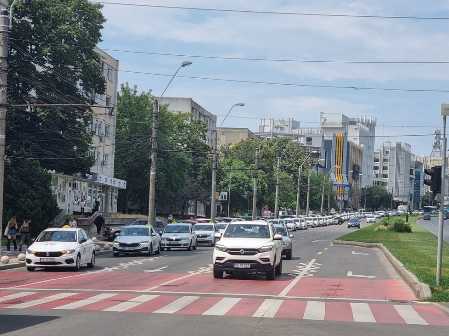 Joi, din nou coloană de taxiuri pe străzile Galațiului