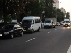 AMENZI de 1.000 de lei/ S-a INTERZIS PARCAREA camioanelor şi microbuzelor în oraş