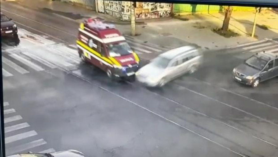 Ambulanță SMURD, avariată în misiune (VIDEO)