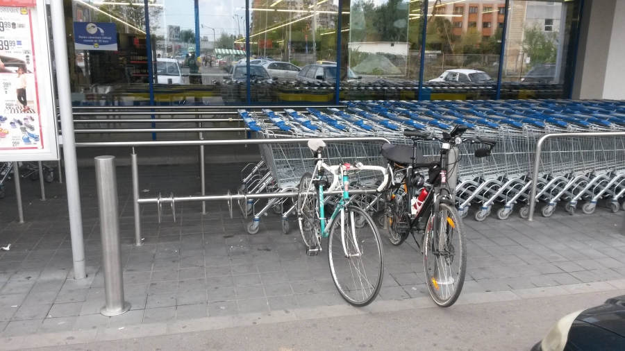 Accident în parcarea unui supermarket din Galaţi. Şoferul a fugit