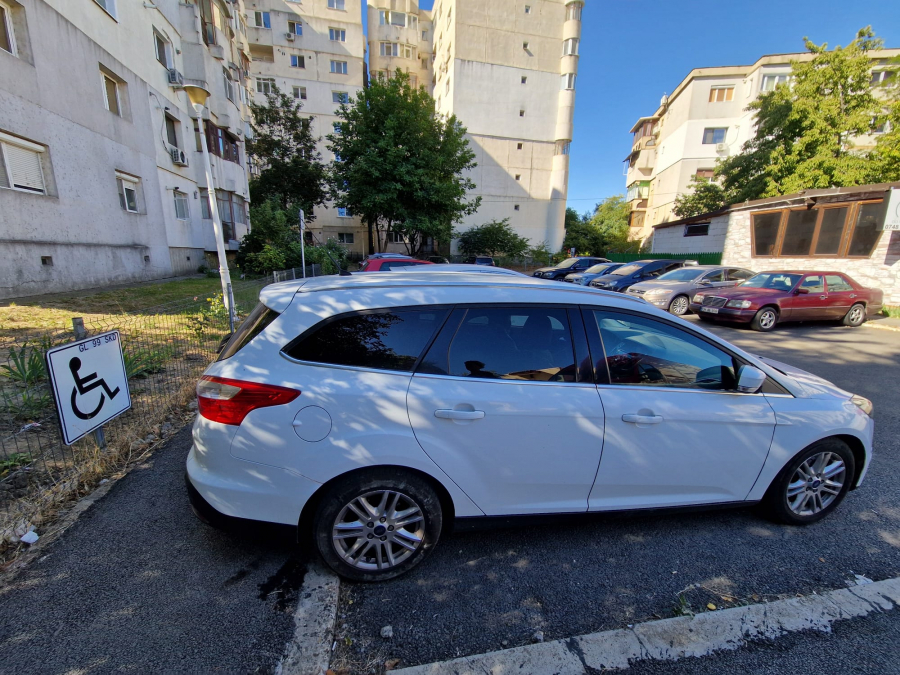 Nemulțumiri privind locurile de parcare dedicate persoanelor cu dizabilități