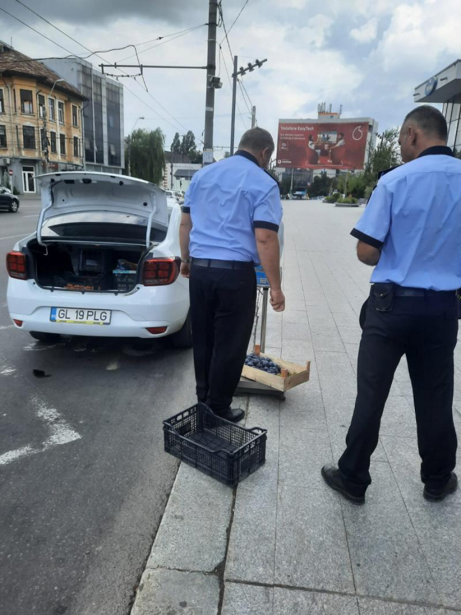 Legume și fructe vândute în centrul orașului, direct în stradă. Comerciant ambulant, sancționat de Poliția Locală