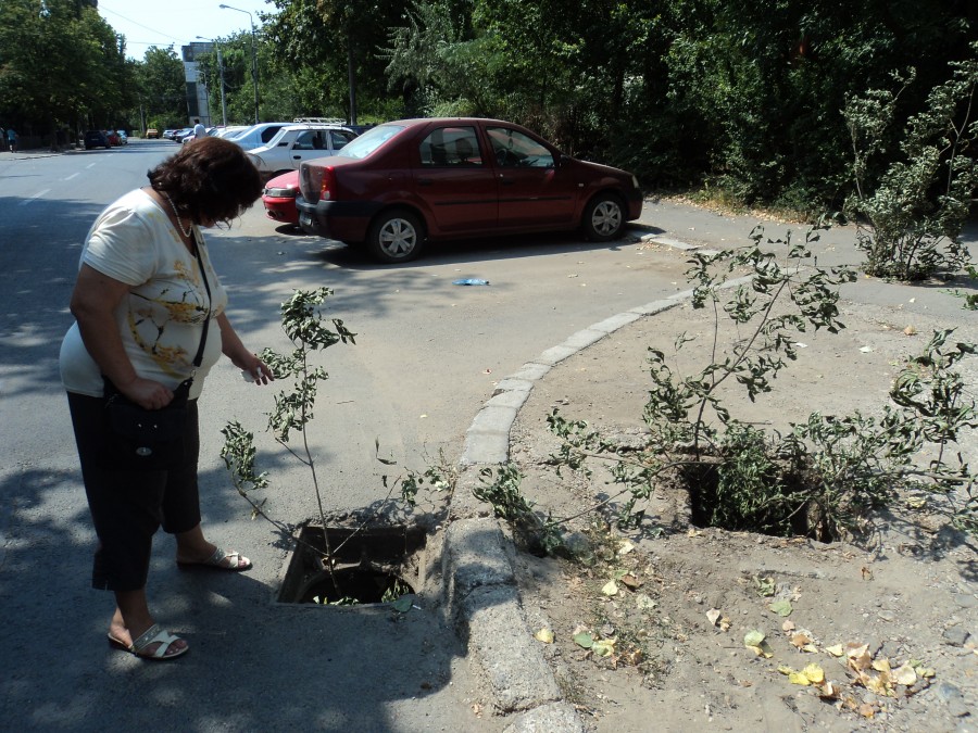 FOTO / Complexul Siretul, ciuruit de hoţii de fier vechi. Au dispărut și gurile de canalizare din zonă 