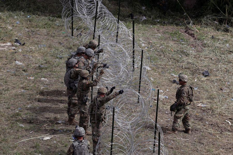 Americanii întind sârmă ghimpată la graniţa cu Mexicul