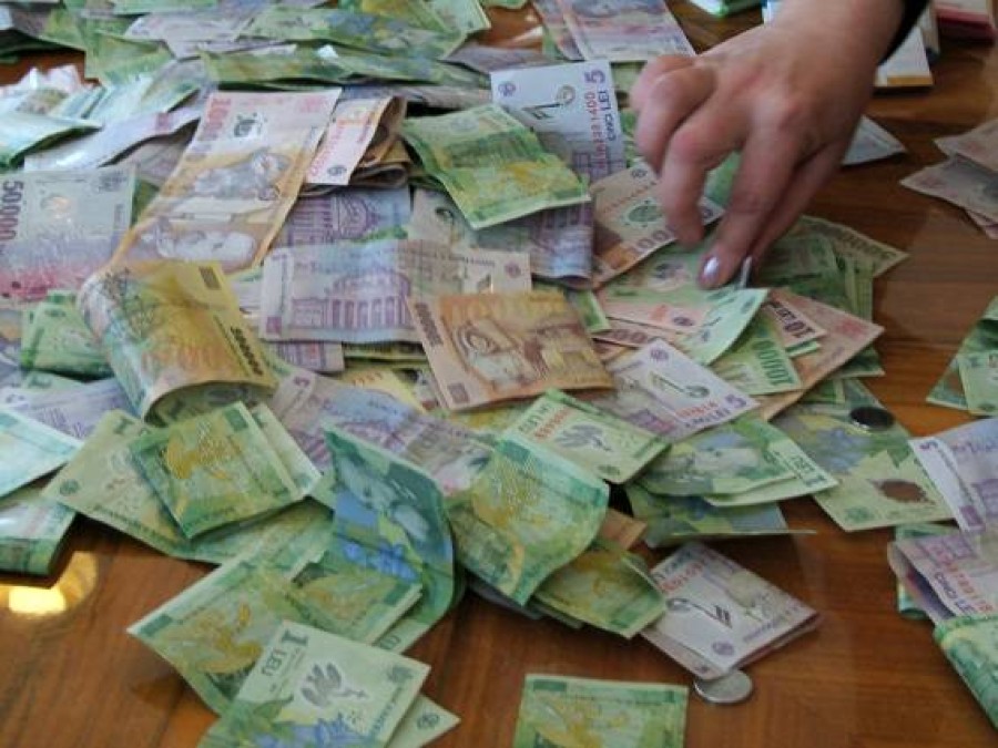 Peste jumătate dintre români au probleme cu banii, iar aproape un sfert au datorii