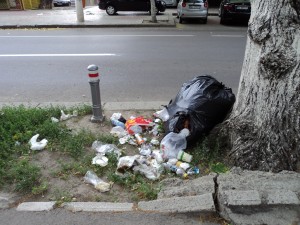 Curăţenie cu scăpări: Maşina Ecosal trece, sacii de gunoi rămân