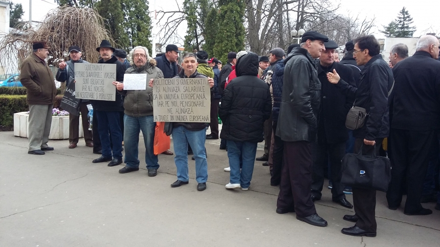 Pensionarii au protestat la Prefectură pentru a cere demisia Guvernului