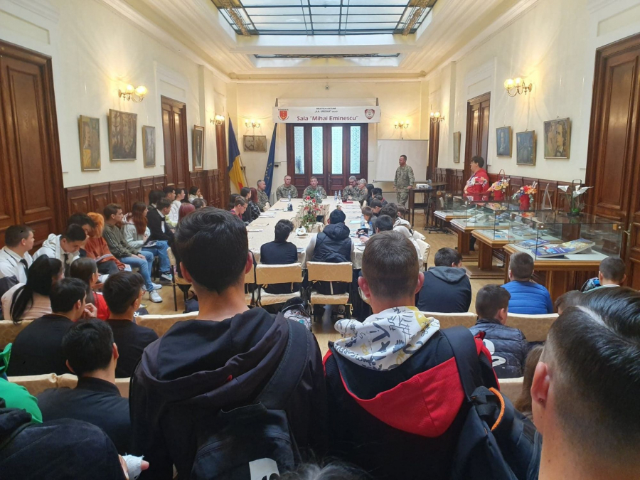 Elevi gălățeni - în dialog cu militari români și americani, la Bibliotecă