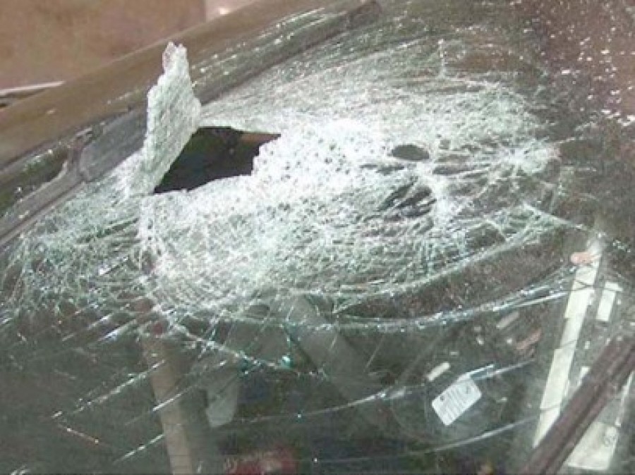 CONFLICT între găştile de cartier din Brăila/ Maşina unui INTERLOP, distrusă cu TOPOARE şi BÂTE