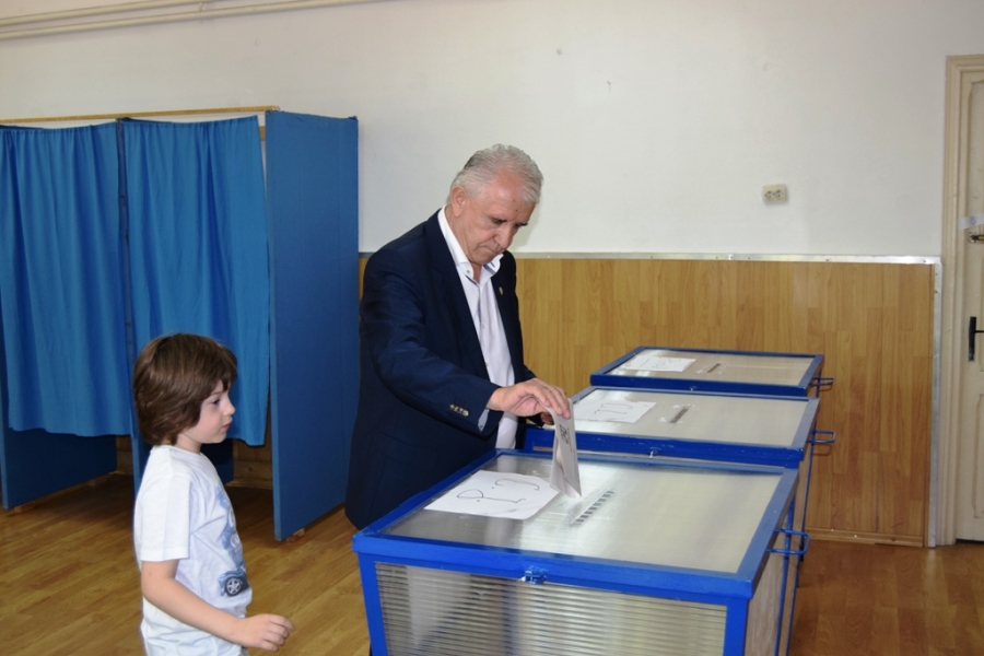 CANDIDAȚI LA URNE/ Eugen Durbacă a votat la Şcoala Nr. 26
