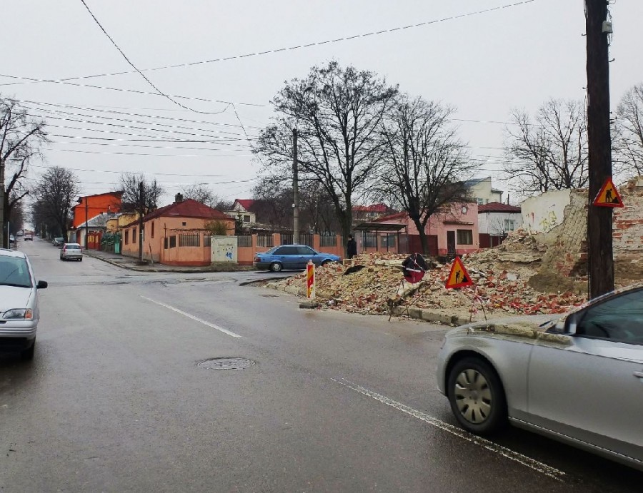 Trafic AMENINŢAT de ruine! DEMOLARE cu tot cu indicatoare (FOTO)