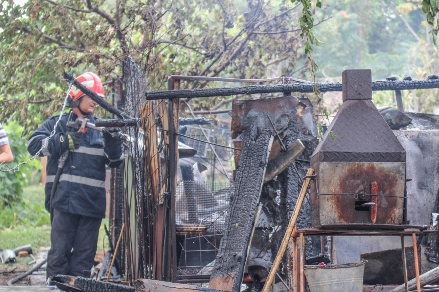 Incendiu provocat de o lumânare