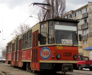 Un tramvai vechi a rămas fără frâne și a tamponat un autoturism