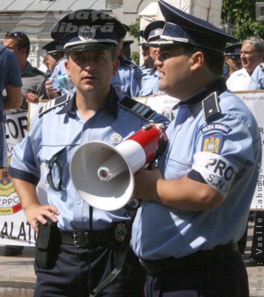 Poliţiştii gălăţeni au pichetat din nou sediul Prefecturii