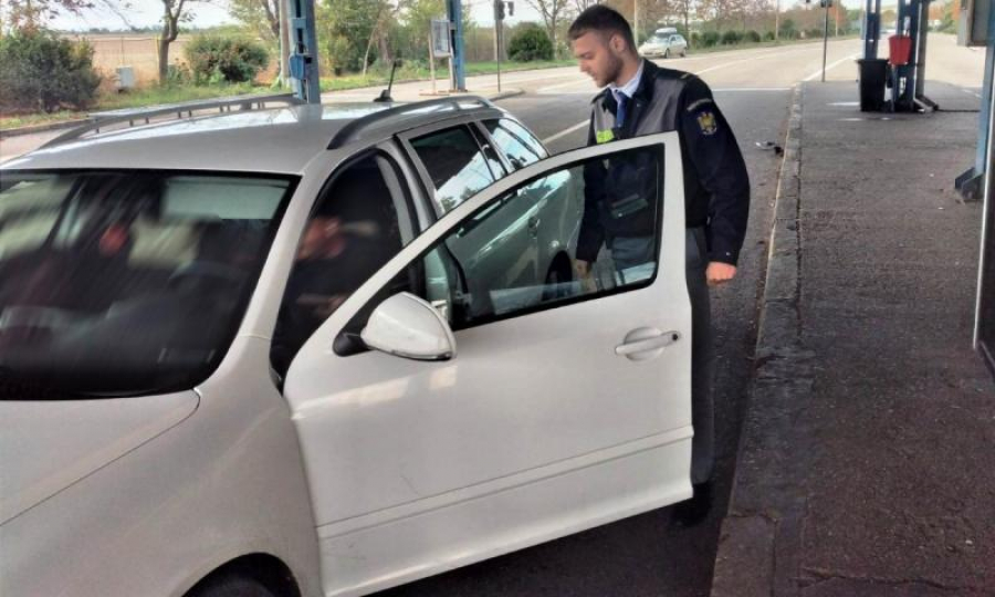 Ucrainean cu două permise de conducere false
