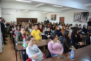 Fostul ministru al Justiţiei, Cătălin Predoiu, s-a întâlnit cu studenţii