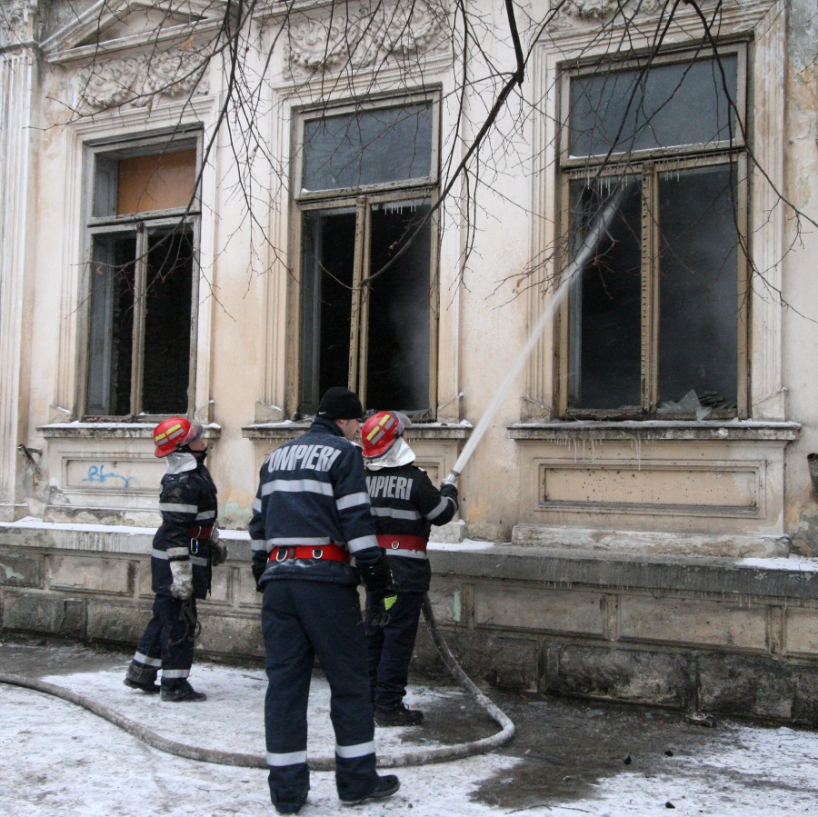 Incendiu la fostul Muzeu de Ştiinţe ale Naturii din cauza unui coş de fum