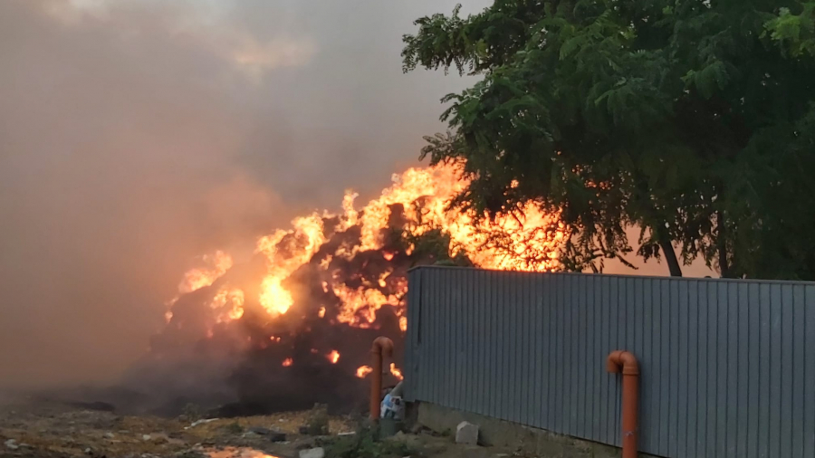 UPDATE Incendiu violent la o crescătorie de animale: Focul a fost stins după 10 ore