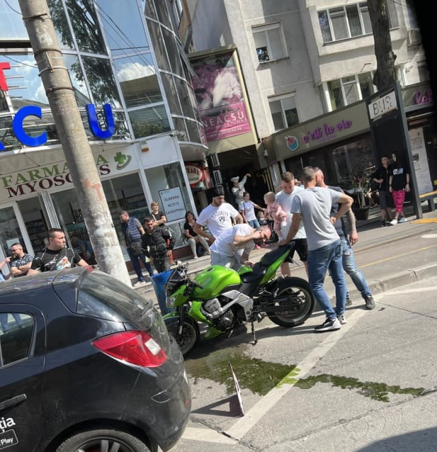 Motociclist rănit de un şofer, după un viraj neregulamentar