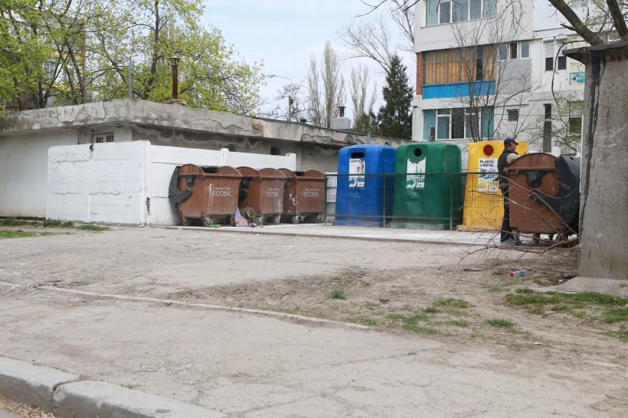 ECOSAL continuă securizarea pubelelor: Încă 90 de puncte de colectare vor avea cuşti