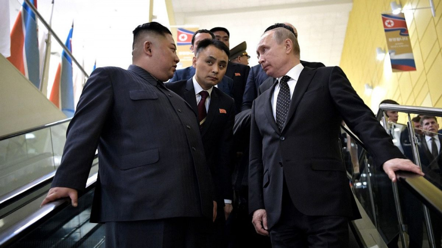 Putin și Kim Jong Un au făcut schimb de carabine