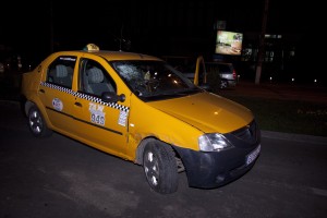 Doi gălăţeni, pasageri într-un taxi, răniţi în urma ciocnirii cu un BMW