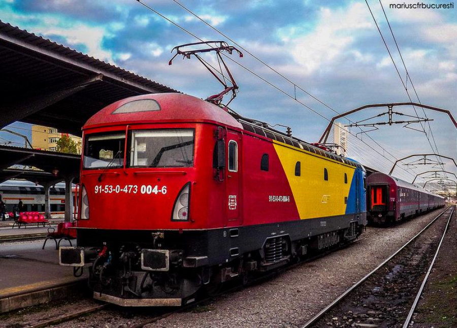 Locomotivă TRICOLORĂ pentru un tren special