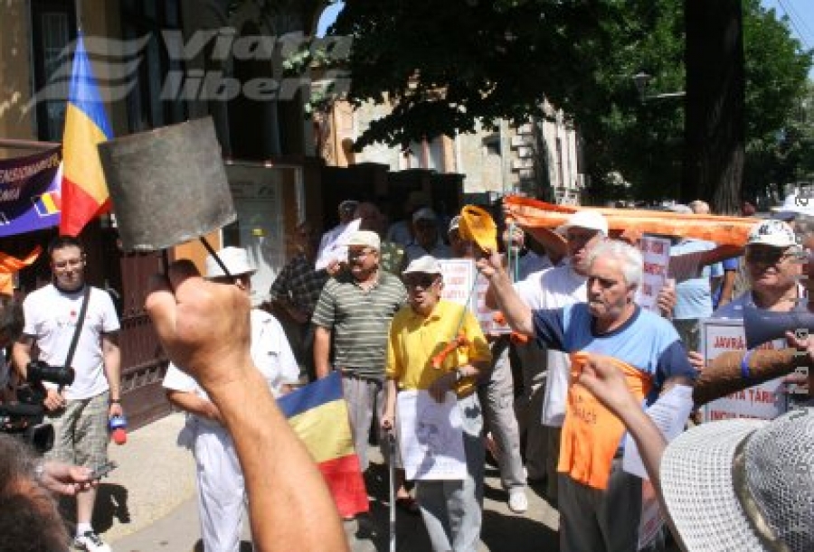  Pensionarii gălăţeni pleacă la protest 