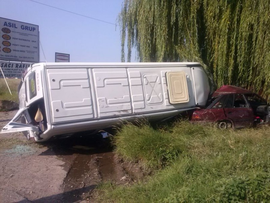 UPDATE / Un microbuz cu pasageri s-a răsturnat între Galaţi şi Vânători (FOTO)