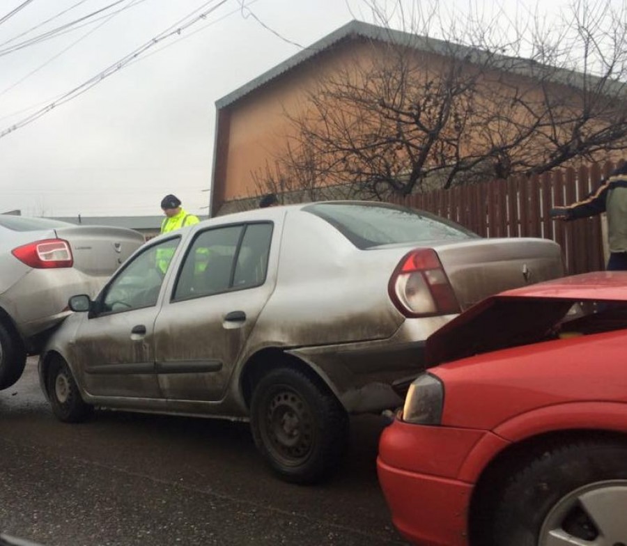 IMPACT ÎN LANŢ pe Centură. Trei MAŞINI au fost AVARIATE