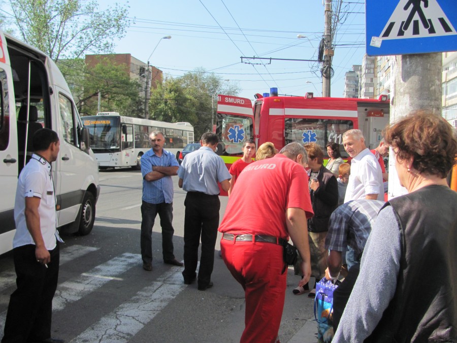 Gălăţean lovit pe trecerea de pietoni de un maxi-taxi