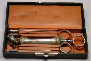 O trusă care conține o seringă și ace, folosită în Anglia, în anul 1885