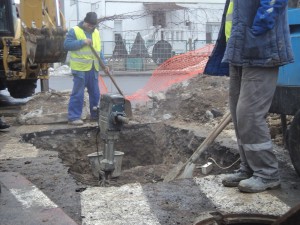 Avarie CET în centrul oraşului/ Mai multe blocuri, case şi instituţii nu primesc apă caldă şi căldură