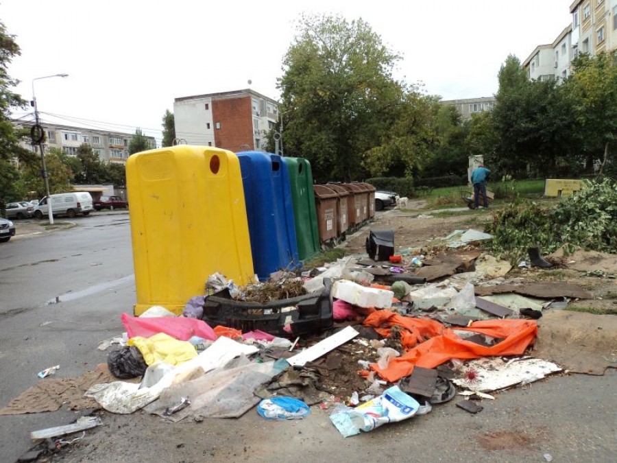 Plouă cu gunoi pe lângă tomberon / Directorul Ecosal admite că a primit multe sesizări